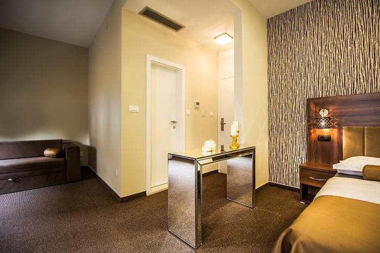Central Luxury Rooms 오미스 외부 사진