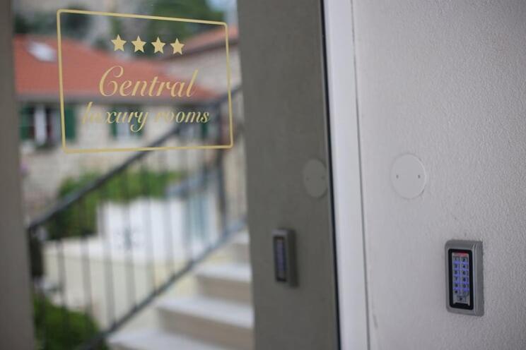 Central Luxury Rooms 오미스 외부 사진